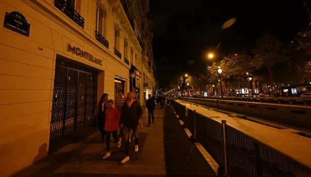 Karanlık Avrupa Fransa karanlığa gömülüyor Paris'te enerji tasarruf için ışıklar