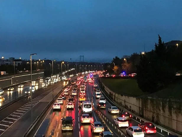 56 saatlik sokağa çıkma kısıtlaması sonrası 15 Temmuz Şehitler Köprüsü'nde trafik yoğunluğu (İstanbul yol durumu)-1