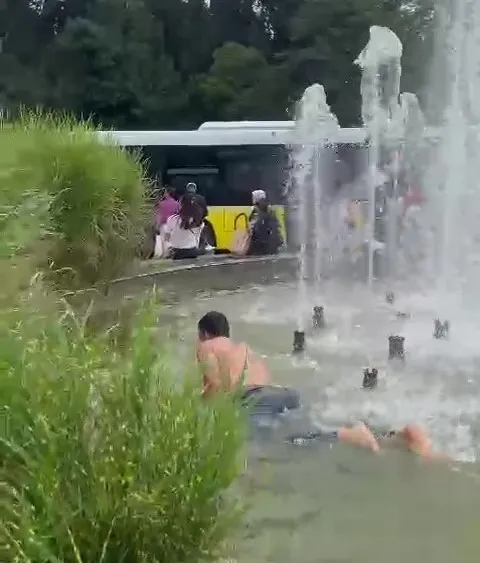 sosyal-medya-fenomeni-izlenme-icin-olumden-dondu-sus-havuzuna-kafa-ustu-cakildi-1662364242858.jpg Sosyal medya fenomeni izlenme için ölümden döndü! Süs havuzuna kafa üstü çakıldı-1