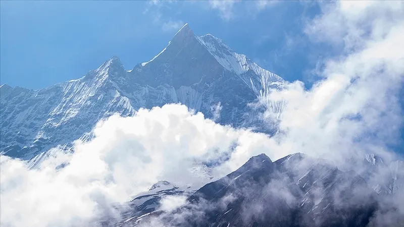 everest-yolunda-30-metrelik-engel-mahsur-kalan-yuzlerce-dagci-icin-yeni-rota-1777469999200.jpg Everest yolunda 30 metrelik engel: Mahsur kalan yüzlerce dağcı için yeni rota-8