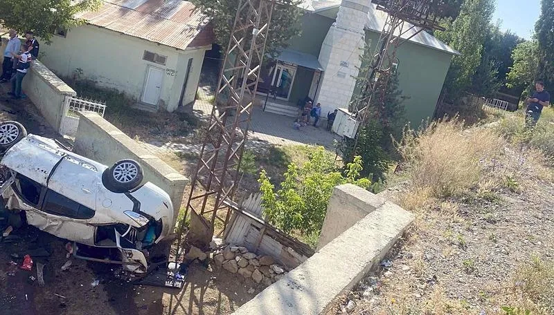 Erzurum'da feci kaza! Otomobil 5 metreden düştü: 3 ölü, 4 yaralı-3
