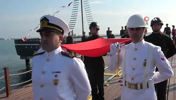Atatürk’ü temsil eden bayrak karaya çıkartıldı