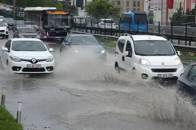 İstanbul'da yağmur sonrası yollar göle döndü!