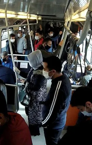 İstanbul'da endişe yaratan görüntü: Metro ve metrobüslerde "sosyal mesafe" kuralına uyulamadı