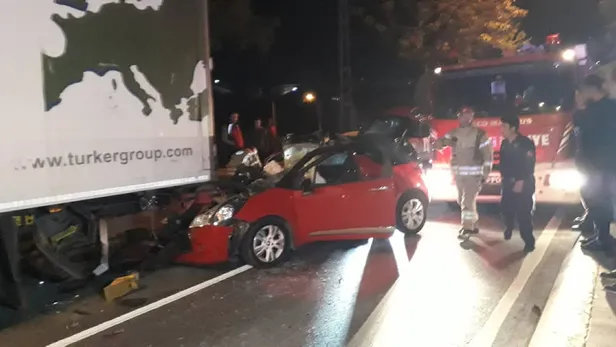 Pendik'te feci kaza! Otomobil park halindeki TIR'a çarptı: 1 ölü, 2 yaralı-3