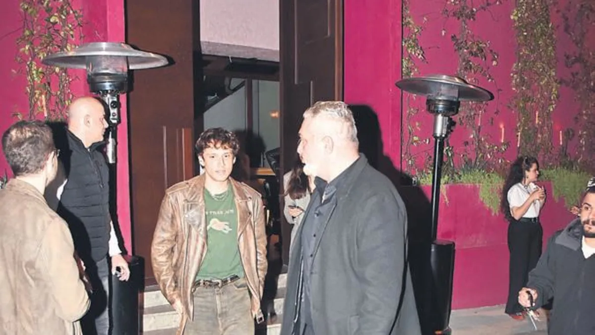 Popçu Edis, Etiler'de bir güzelle görüntülendi: Hızla mekanı terk etti