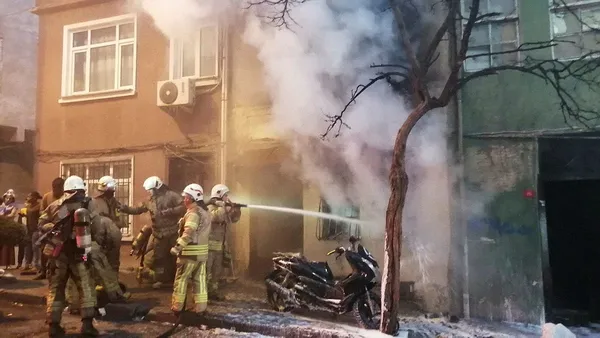 Beyoğlu'nda iki katlı bina alev alev yandı-1