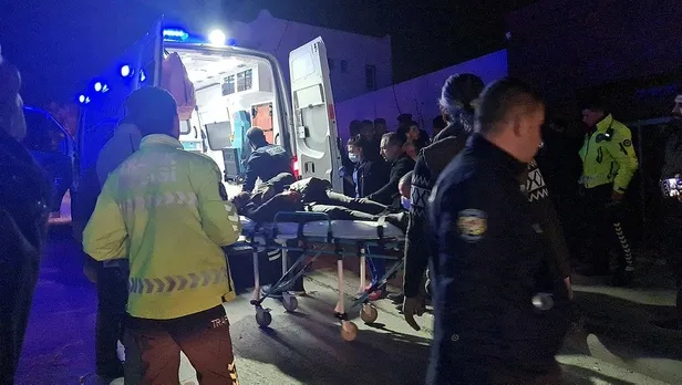 sosyal-medya-tartismasi-bodrumu-karistirdi-sokak-savas-alanina-dondu-bicak-sopa-kaldirim-tasi-1647552708813.jpeg Sosyal medya tartışması Bodrum'u karıştırdı! Sokak savaş alanına döndü: Bıçak, sopa ve kaldırım taşı...-3