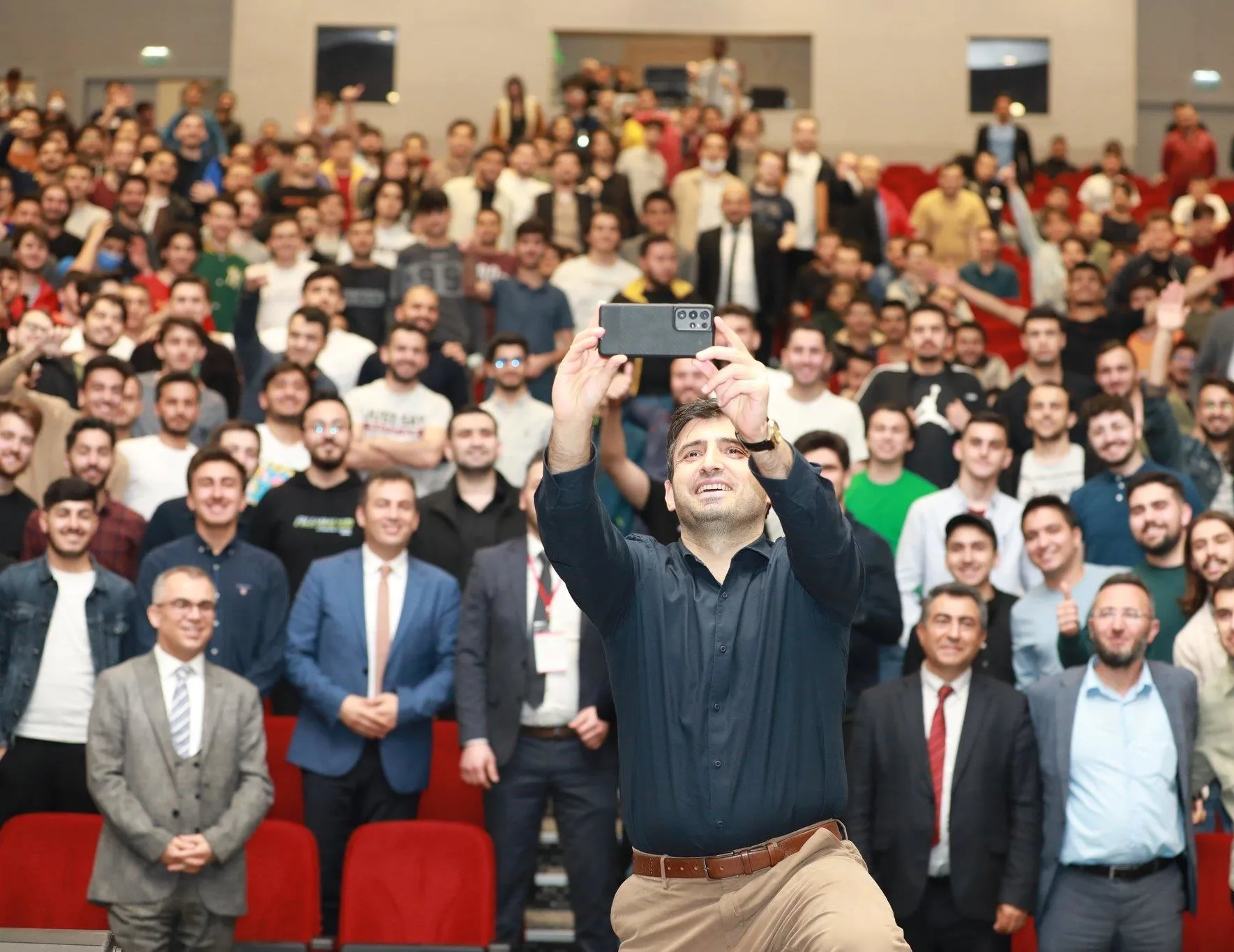 Bayraktar öğrencilerle iftarda buluştu