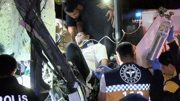 Çatalca'da korkutan kaza! Tıra arkadan çarpan otobüsün sürücüsü araçta sıkıştı-3