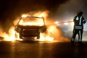 Kartal’da otomobil alev alev yandı
