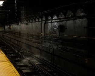 New York metrosunu su bastı