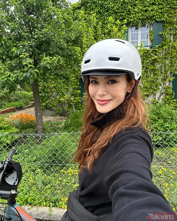 Mine Tugay siyah deri süper minisiyle kumsalda şov yaptı: “Kim der 46 yaşında” - 3