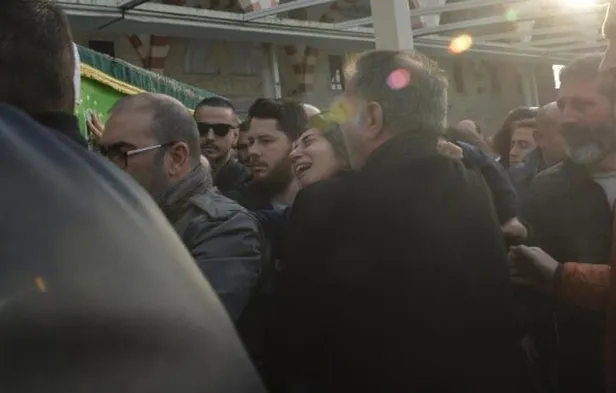Uludağ'da ölü bulunan Mert Alpaslan'ın eşi tabutu görünce sinir krizi geçirdi-1