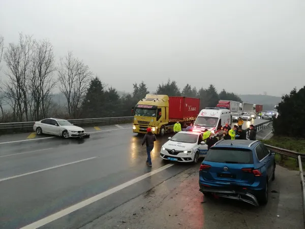 son-dakika-tem-otoyolunda-meydana-gelen-zincirleme-kazada-6-luks-arac-birbirine-girdi-1608025561280.jpg SON DAKİKA: TEM Otoyolu'nda meydana gelen zincirleme kazada 6 lüks araç birbirine girdi-12