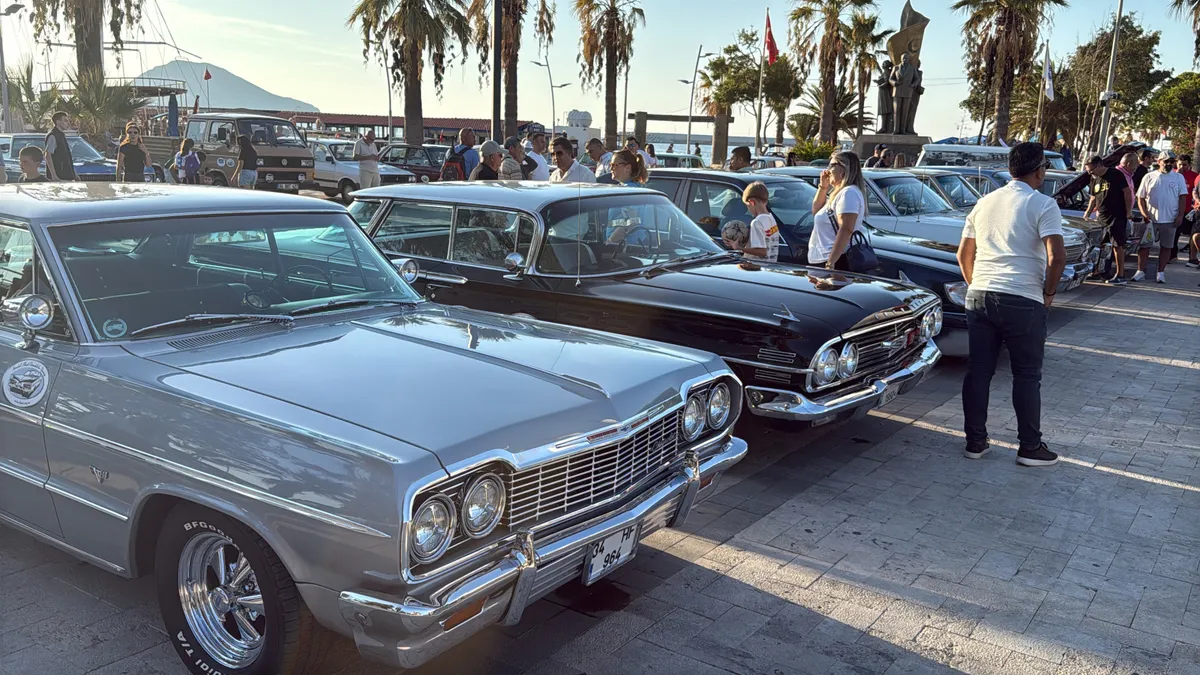 1791655348523.jpg Klasik otomobiller Bodrum sokaklarını renklendirdi: 150 bin dolarlık klasik ilgi odağı oldu-3