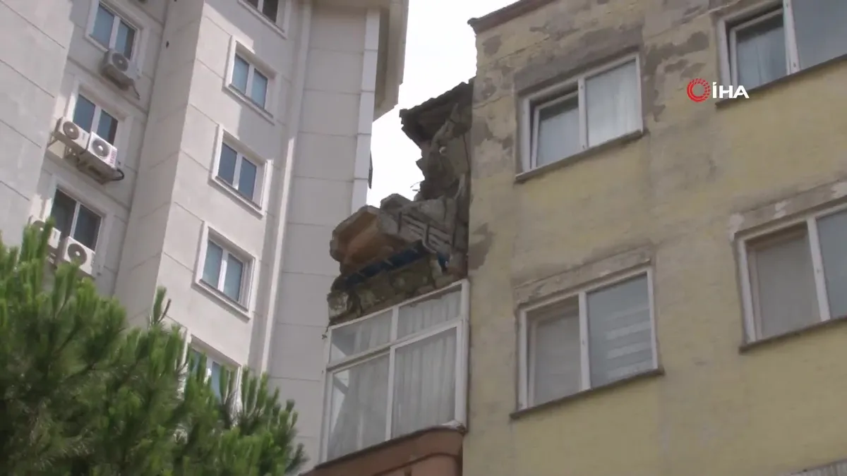 Kartal'da 4 katlı binada balkon çöktü