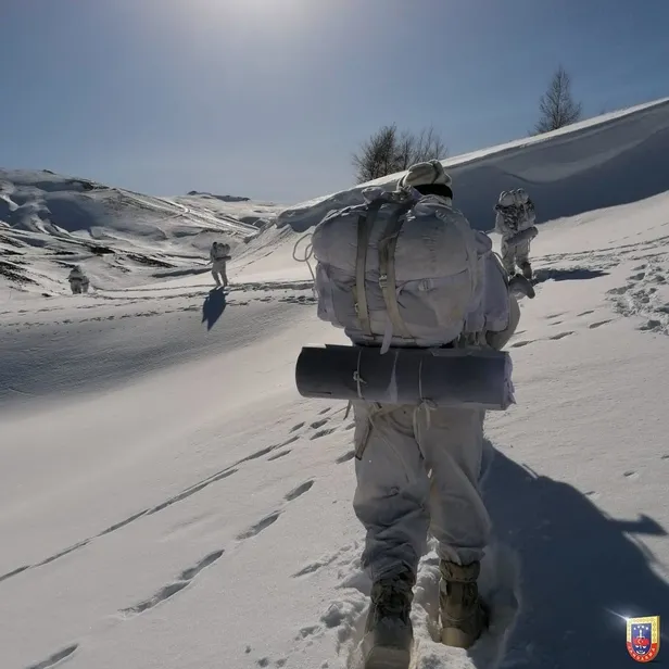 film-sahnesi-degil-hayatin-ta-kendisi-komandolarimizin-operasyon-goruntuleri-1640539472585.jpeg Film sahnesi değil hayatın ta kendisi! Komandolarımızın operasyon görüntüleri...-7