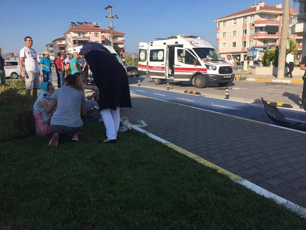 Son dakika: Balıkesir'de minibüsle otomobil çarpıştı: 1 ölü, 12 yaralı-3