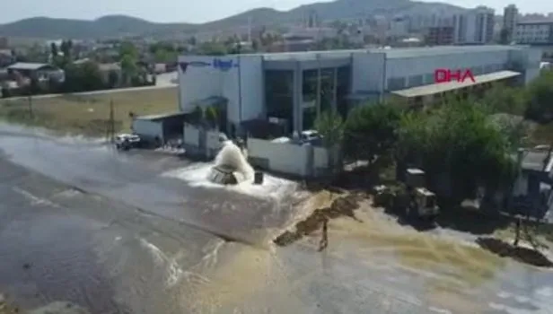 İstanbul'da İSKİ'ye ait ana su borusu iki ayrı yerden patladı! Yol ulaşıma kapandı