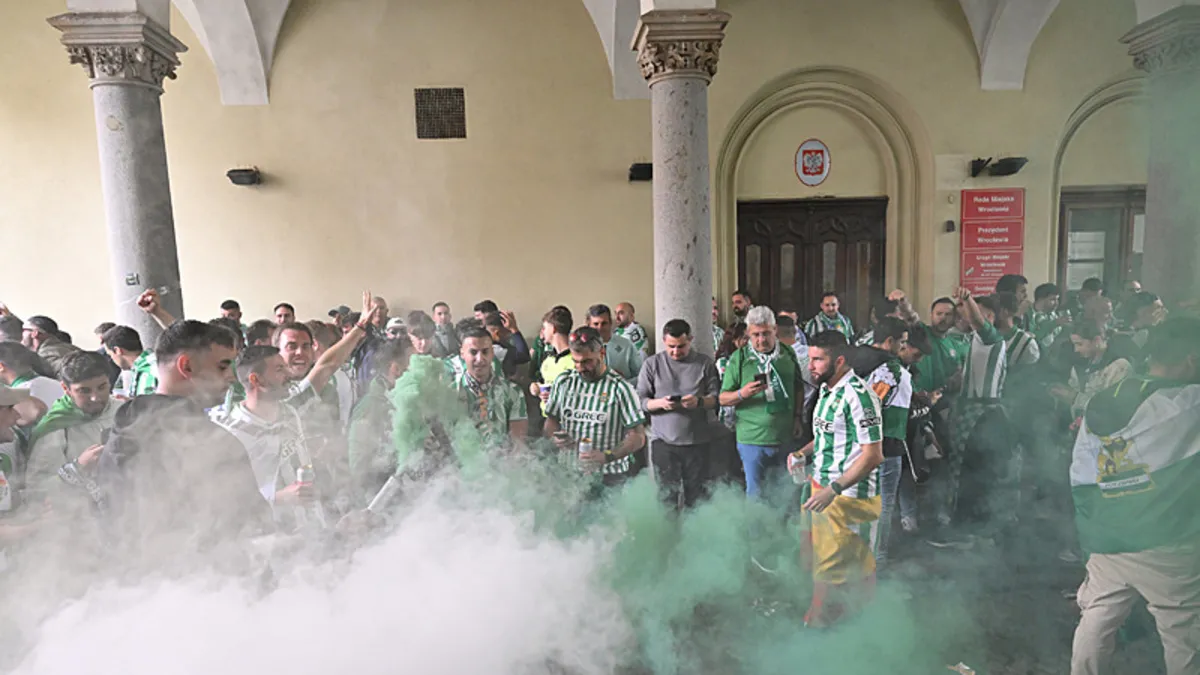 Chelsea ve Real Betis taraftarları arasında final öncesi büyük kavga!