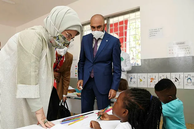 Emine Erdoğan'dan "geçmiş olsun" dileğinde bulunan Togolu öğrencilere teşekkür