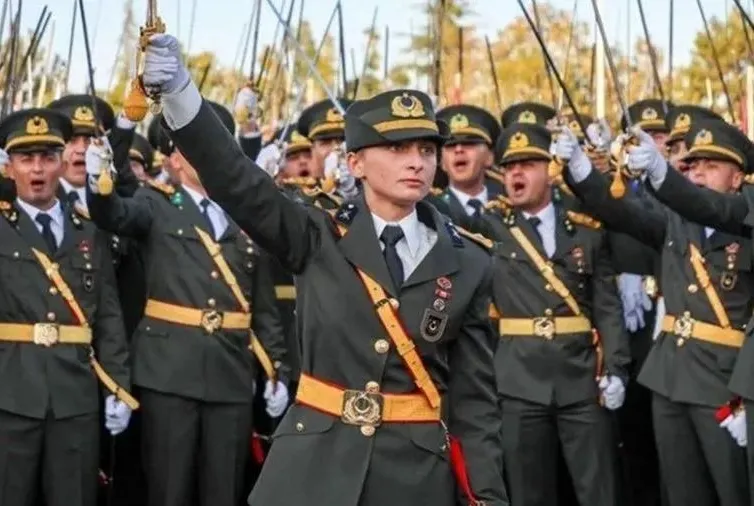 5 teğmen ve 3 amire ihraç