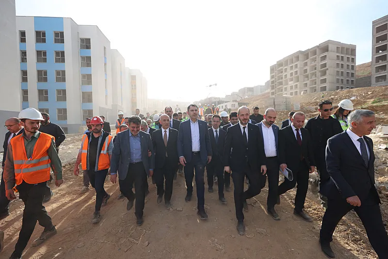 Çevre Şehircilik ve İklim Değişikliği Bakanı Murat Kurum sahadaki son durumu inceledi (AA)