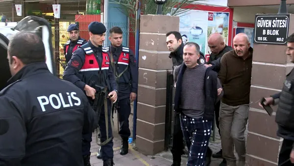Antalya'nın Konyaaltı ilçesinde "Koronalıyım" diyip polise tüküren kişi tutuklandı-1