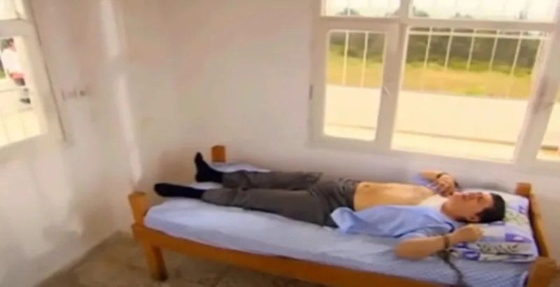 20-yil-sonra-goze-takildi-iste-en-koyu-kurtlar-vadisi-hayraninin-bile-fark-edemedigi-hata-1723269741089.jpeg 20 yıl sonra göze takıldı! En koyu Kurtlar Vadisi hayranının bile fark edemediği hata!-9