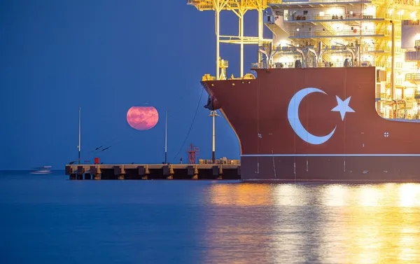 mersin-silifkede-bakima-alinan-sultan-abdulhamid-han-sondaj-gemisi-super-ayla-ayni-kadrajda-muhtesem-goruntu-1655376766580.jpg Mersin Silifke'de bakıma alınan Sultan Abdülhamid Han sondaj gemisi Süper Ay'la aynı kadrajda! Muhteşem görüntü-3