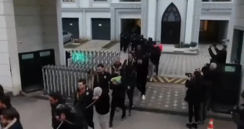 bakan-ali-yerlikaya-duyurdu-16-ilde-sibergoz-operasyonlari-1713936078041.jpeg Bakan Ali Yerlikaya duyurdu: 16 ilde Sibergöz operasyonları-2