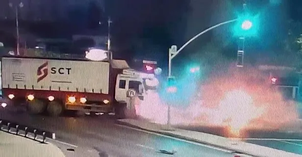 Avcılar'da feci kaza! Kamyonun çarpıp sürüklediği otomobil alev aldı: 1 ölü 1 yaralı