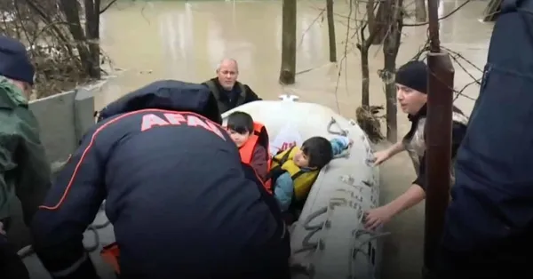 Ergene Nehri, Uzunköprü'de taştı: Trakya'da 'Turuncu alarm'! Mahsur kalan vatandaşlar böyle kurtarıldı