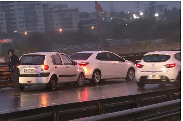 E-5'te aynı yerde 5 araç birbirine girdi