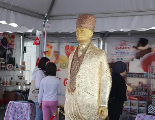 İzmir’de pastadan Atatürk heykeli yapıldı