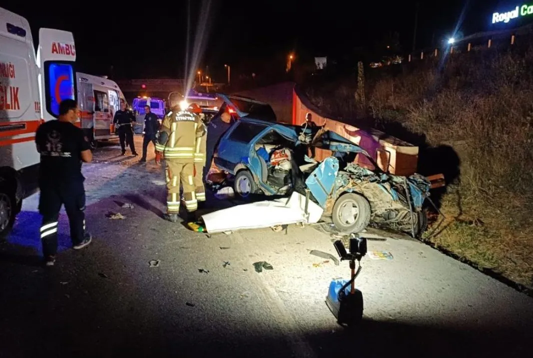 Çarpışan iki araç hurdaya döndü