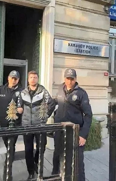 filistine-destek-yuruyusunden-donen-vatandasi-sen-arap-sevicisin-diyerek-yumrukladi-provokator-tutuklandi-1704124985306.jpeg Filistin'e destek yürüyüşünden dönen vatandaşı "sen Arap sevicisin" diyerek yumrukladı! Provokatör tutuklandı-10