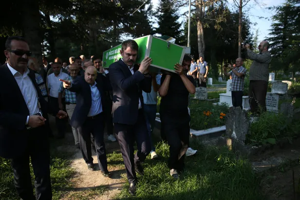 Düzce'deki selde hayatını kaybeden anne ve kızları defnedildi-5