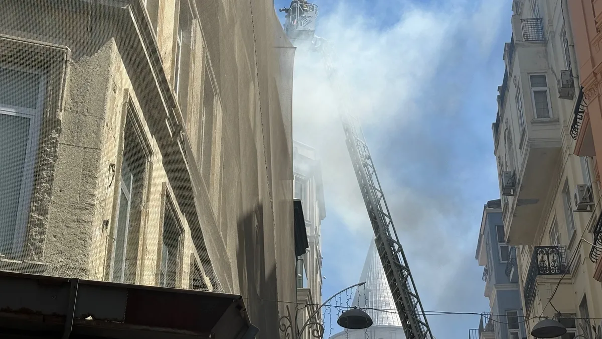 Galata'da 5 katlı bir otelde yangın!