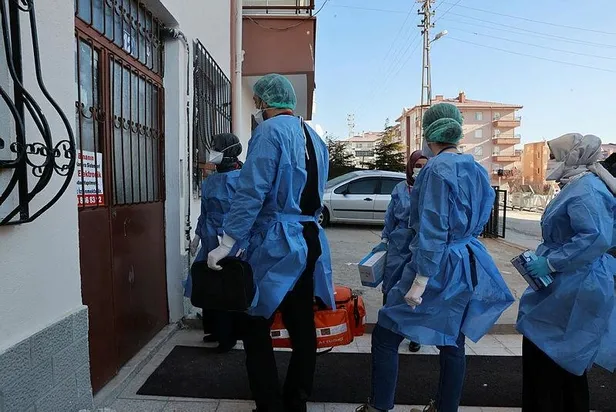 avrupada-yaslilar-asi-merkezlerinde-kuyruk-olustururken-turkiyede-evde-asilama-basladi-1611084701797.jpeg Avrupa'da yaşlılar aşı merkezlerinde kuyruk oluştururken Türkiye'de 90 yaş ve üzeri vatandaşlar için evde aşılama başladı-2