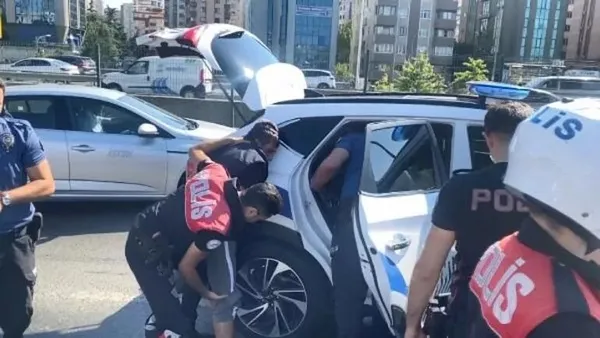 D-100'de panik! Yoldan geçenlere bıçakla saldırdı-3