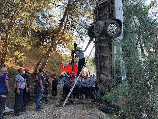 izmirde-feci-kaza-servis-minibusu-sarampole-devrildi-6-olu-11-yarali-1628443582218.jpeg