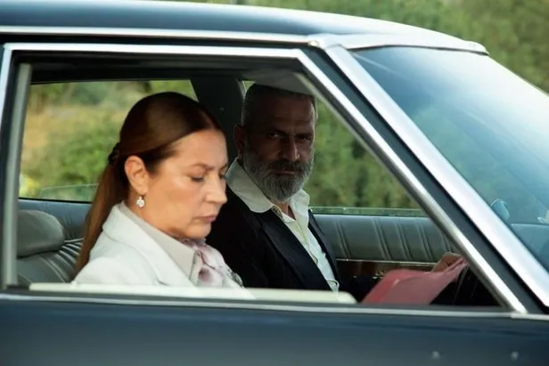 bir-zamanlar-cukurova-hunkar-oldu-mu-bicak-darbesiyle-yere-dustu-vahide-percin-diziden-ayriliyor-mu-1603995219067.jpg Bir Zamanlar Çukurova Hünkar öldü mü? Bıçak darbesiyle yere düştü! Vahide Perçin diziden ayrılıyor mu?-3