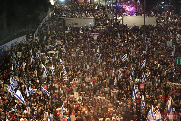 İsrail sokakları karıştı | Tel Aviv sokaklara döküldü! Katil Netanyahu'ya tepki yağdı: İstifa et - 2