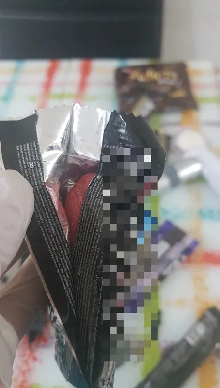 pkkli-teroristin-cantasindaki-cikolata-ve-kek-ambalajlarinin-icinde-812-gram-patlayici-ele-gecirildi-1624344150417.jpg PKK'lı teröristin çantasındaki çikolata ve kek ambalajlarının içinde 812 gram patlayıcı ele geçirildi-6