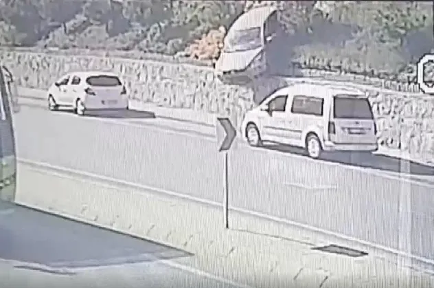 Kontrolden çıkan otomobil 20 metre yükseklikten yola böyle uçtu