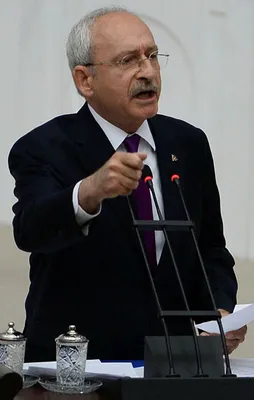 KK, sallanan tahtını korumak için feryat figan saldırdı