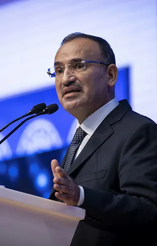 Adalet Bakanı Bekir Bozdağ'dan Başkan Erdoğan'la ilgili yapılan çirkin paylaşımlara tepki: Kendini bilmezlik ve hadsizlik