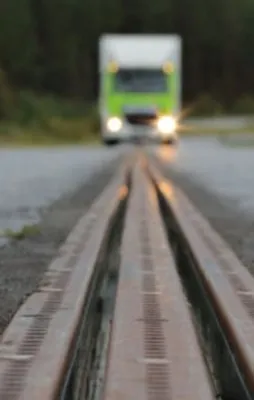 Dünyanın ilk elektrikli yolu açıldı